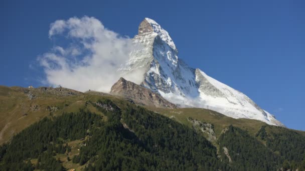 Vortici nuvolosi sulla vetta della montagna — Video Stock