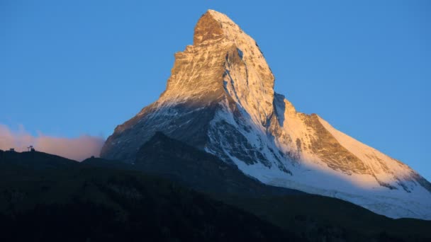 Soluppgång vid majestätiska matterhorn toppmötet — Stockvideo