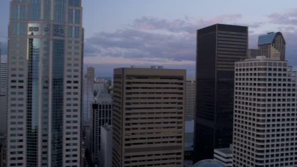 Місто Хмарочоси в сутінках Сіетл — стокове відео