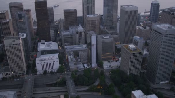 Stad wolkenkrabbers in de schemering Seattle — Stockvideo