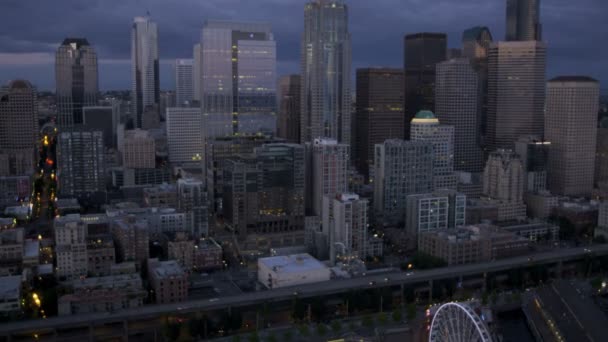 Centro de Negocios y Finanzas de Seattle iluminado — Vídeo de stock