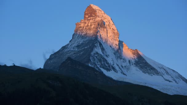 Ανατολή του ηλίου στη μαγευτική matterhorn σύνοδο κορυφής — Αρχείο Βίντεο