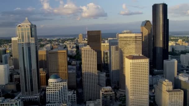 Rascacielos de la ciudad al atardecer Seattle — Vídeo de stock