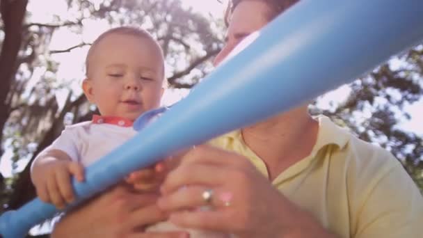 Junger Vater spielt mit Sohn im Park — Stockvideo