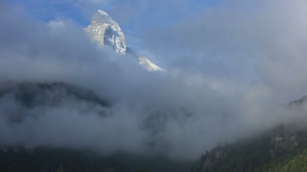 Formaciones de nubes sobre Matterhorn — Vídeo de stock