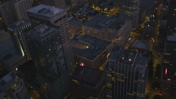 Vista aérea del centro de Seattle iluminado — Vídeos de Stock