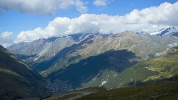 Zermatt ciudad en lo profundo del valle Alpes suizos — Vídeo de stock