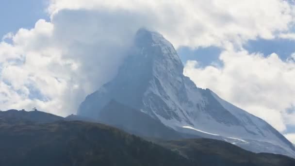 Moln virvlar på bergstopp — Stockvideo