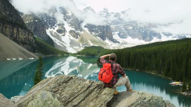 Senderismo Hombre buscando lago Moraine — Vídeos de Stock