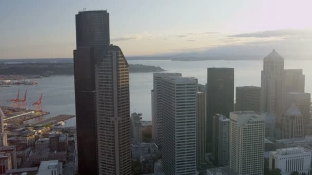 City skyskrapor i skymningen Seattle — Stockvideo