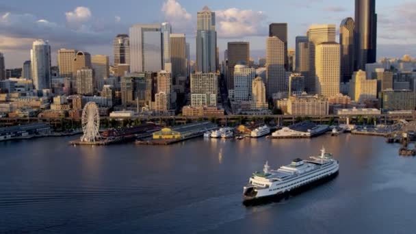 Seattle terminales de ferry costeros al atardecer — Vídeos de Stock