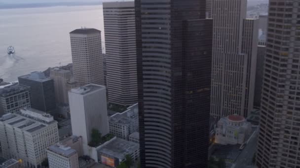 Stad wolkenkrabbers in de schemering Seattle — Stockvideo