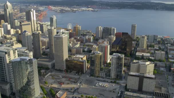 City skyskrapor i skymningen Seattle — Stockvideo