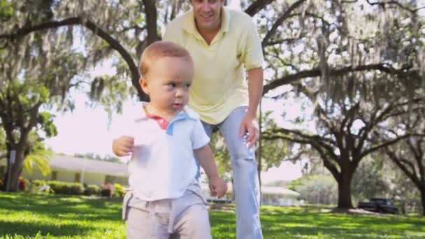 Père caucasien profiter du temps avec tout-petit fils — Video