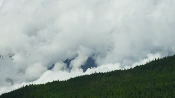 Nubes girando a través de los picos de montaña — Vídeo de stock