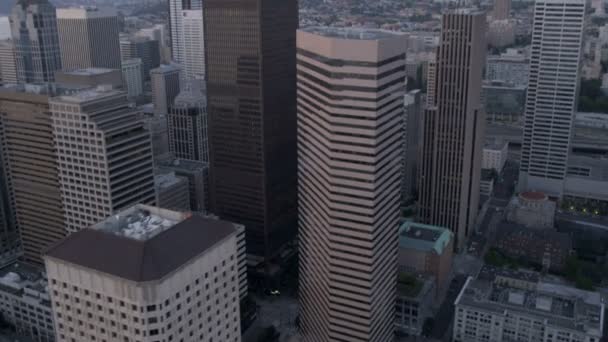 Stad wolkenkrabbers in de schemering Seattle — Stockvideo