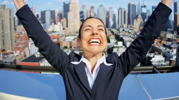 Mujer de negocios celebrando el éxito — Vídeos de Stock