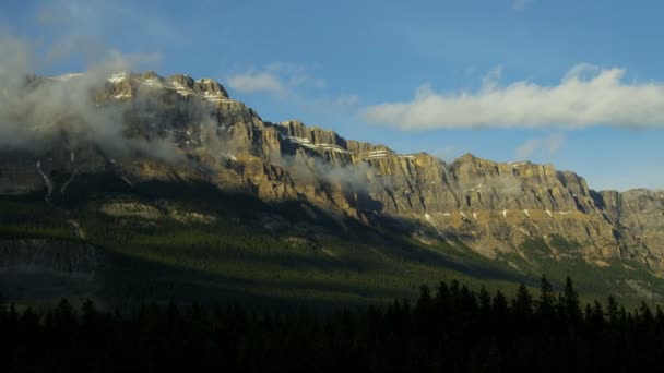 Clouds on mountain cliffs — Stock Video