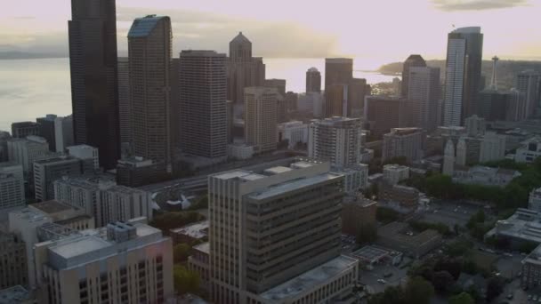 Rascacielos de la ciudad al atardecer Seattle — Vídeos de Stock