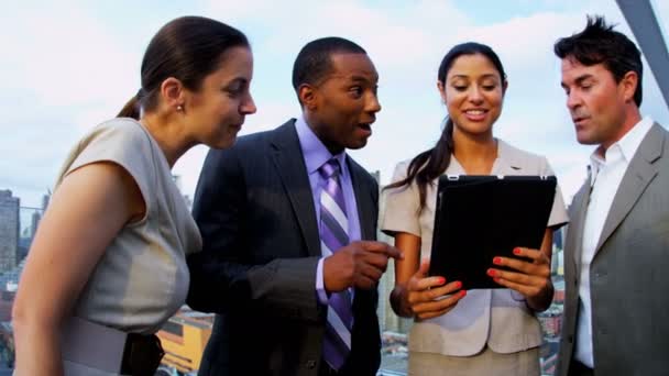 Equipo de gestión trabajando en línea en cartera — Vídeo de stock