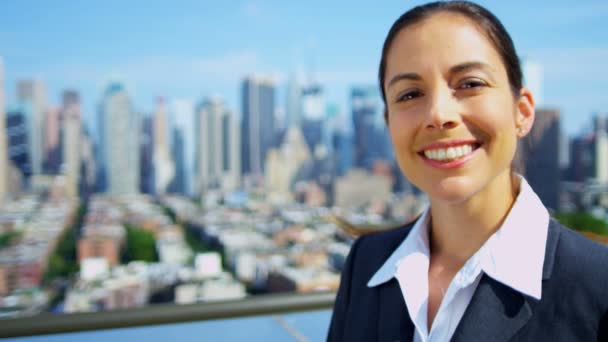 Podnikatelka na střeše s výhledem na Manhattan — Stock video