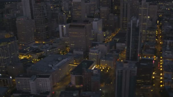 Vista aérea del centro de Seattle iluminado — Vídeo de stock