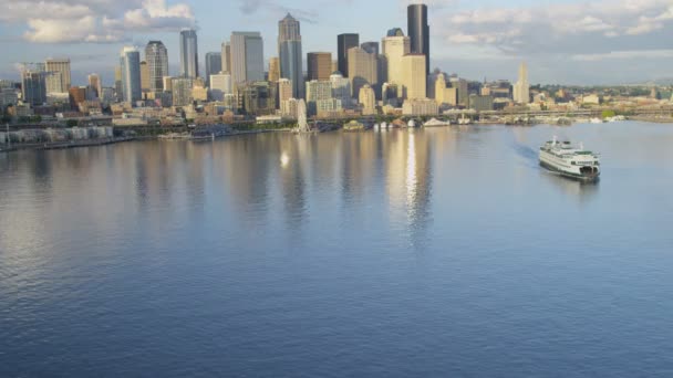 Ferry bij terminalof Waterfront Park, Seattle — Stockvideo