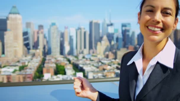 Бізнес-леді насолоджуючись view з видом на Манхеттені — стокове відео