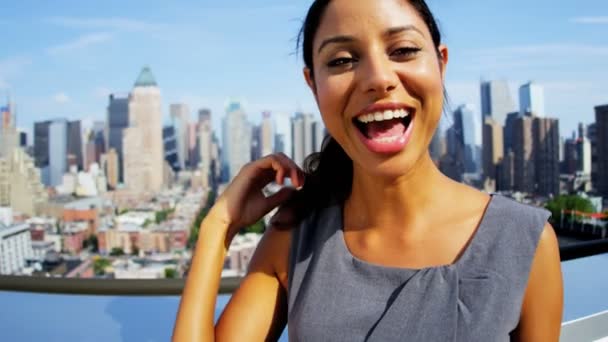 Mujer de negocios en la azotea con vistas a Manhattan — Vídeos de Stock