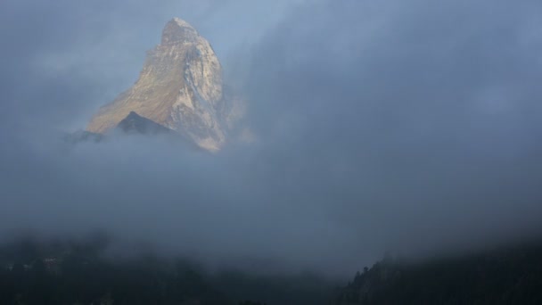 Wolkenformationen über dem Matterhorn — Stockvideo