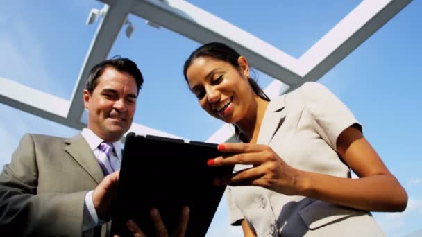 Manager with  businesswoman  using wireless technology — Stock Video