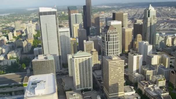Městské mrakodrapy za soumraku Seattle — Stock video