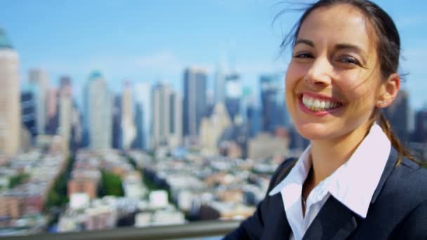 Бизнесвумен на крыше с видом на Манхэттен — стоковое видео