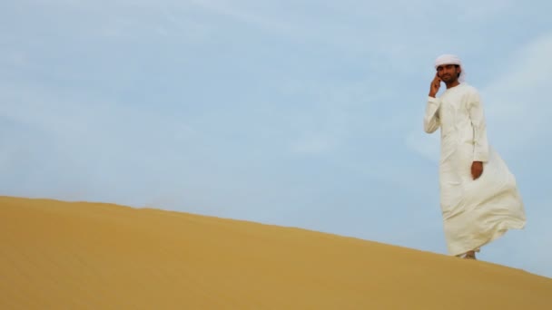 Männchen nutzt Smartphone in Wüste — Stockvideo