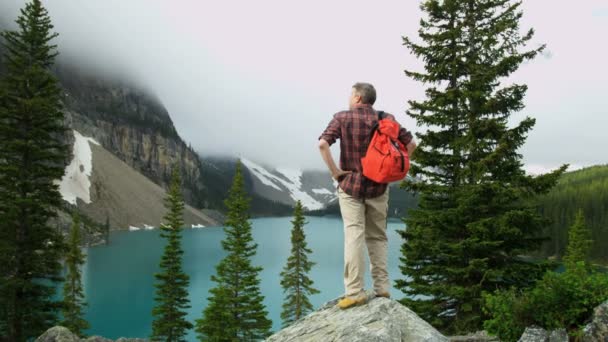 Wandelen man kijken naar Moraine Lake — Stockvideo