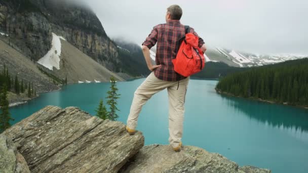 Wandelen man kijken naar Moraine Lake — Stockvideo