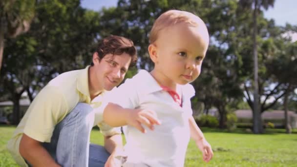 Caucásico padre disfrutando de tiempo con su hijo pequeño — Vídeo de stock