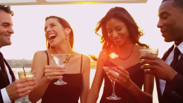 Vrienden genieten van cocktails — Stockvideo