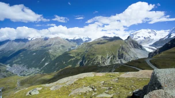 Město Zermatt hluboko v údolí švýcarských Alp — Stock video