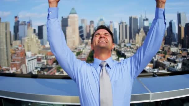 Бизнес-менеджер на крыше с видом на Манхэттен — стоковое видео