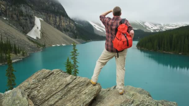 Escursionismo Uomo Guardando Morena Lago — Video Stock