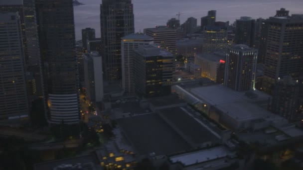 Vue aérienne du centre-ville illuminé de Seattle — Video