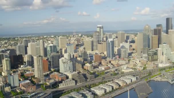 Gün batımında Seattle şehrinin rıhtımı — Stok video