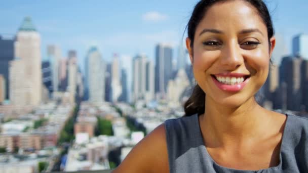 Mujer de negocios en la azotea con vistas a Manhattan — Vídeos de Stock