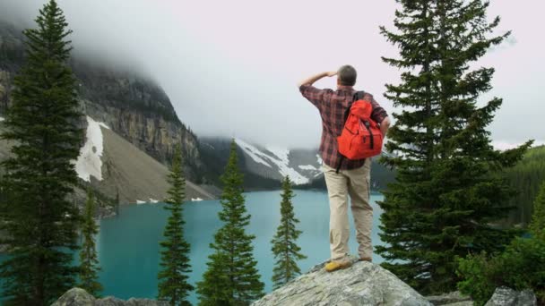 Piesze wycieczki mężczyzna patrząc na Moraine Lake — Wideo stockowe