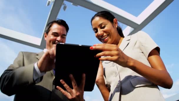 Chefer som använder online pekskärm teknik — Stockvideo