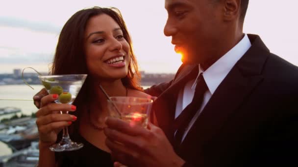 Mulher e homem namoro na festa cocktail — Vídeo de Stock