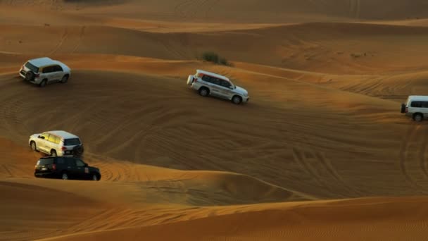 Vehículos todoterreno que llevan a los visitantes a Dubai — Vídeo de stock