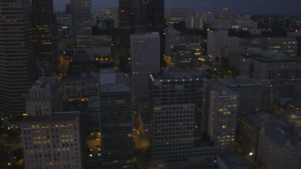 Vista aérea del centro de Seattle iluminado — Vídeo de stock