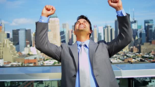 Бизнесмен достигает цели на крыше — стоковое видео